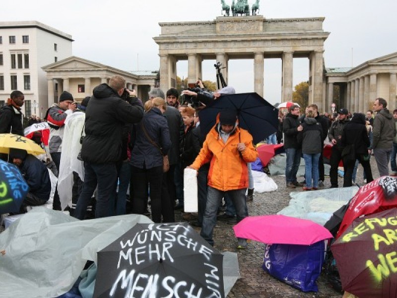 Τι κρύβουν τα παιχνίδια του Βερολίνου με τους μετανάστες;