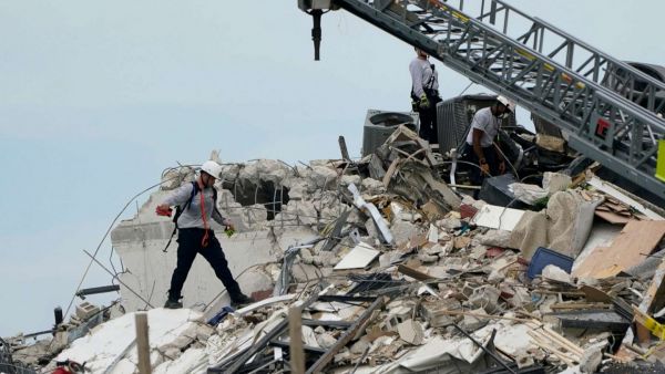 Κατάρρευση κτιρίου στο Μαϊάμι: Αγωνιώδεις έρευνες για τους 99 αγνοούμενους – Τρεις νεκροί και 12 τραυματίες ο απολογισμός