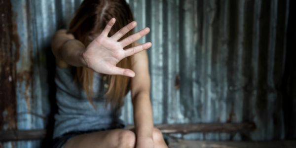 Καμένα Βούρλα: 24χρονος βίασε 11χρονη μέσα σε ασανσέρ – Οδηγήθηκε στον Εισαγγελέα υπό άκρα μυστικότητα