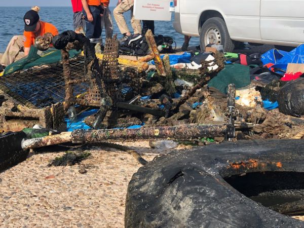 Θεσσαλονίκη: Από καρότσι σούπερ μάρκετ μέχρι και… πιάτο ανέσυραν από τον βυθό του Θερμαϊκού εθελοντές