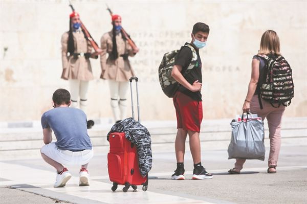 Κοροναϊος: Ξυπνά ο εφιάλτης του τέταρτου κύματος πανδημίας