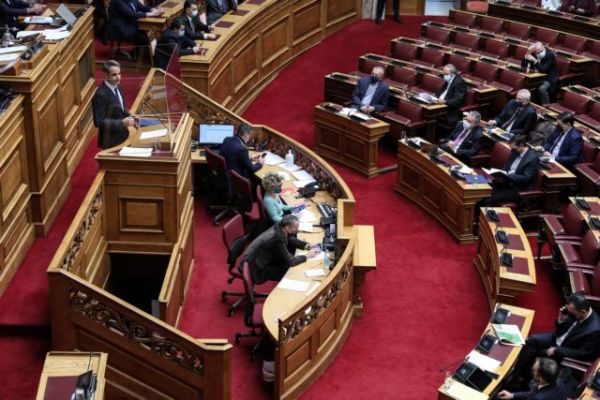 Σύγκρουση κορυφής για εργασιακό: Η ώρα των πολιτικών αρχηγών στη Βουλή με φόντο απεργία και «νομιμότητα»