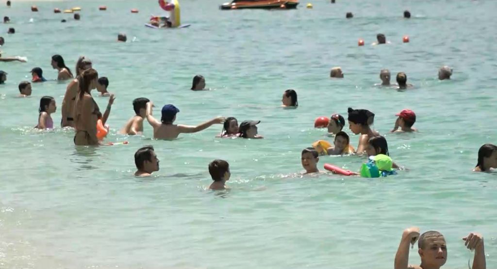 «Πλημμύρισαν» από κόσμο οι παραλίες λόγω καύσωνα