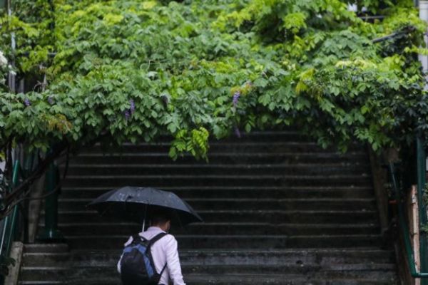 Καιρός: Βροχές και την Τρίτη – Σε χαμηλά για την εποχή επίπεδα η θερμοκρασία