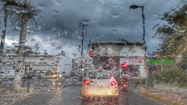 Κίνηση: Η σφοδρή βροχόπτωση στην Αθήνα έφερε μποτιλιάρισμα στο κέντρο – Σε ποιους δρόμους είναι αυξημένη η κίνηση
