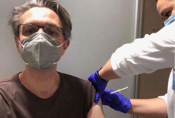 Αιμίλιος Χειλάκης: Εμβολιάστηκε κατά του κοροναϊού με χιούμορ