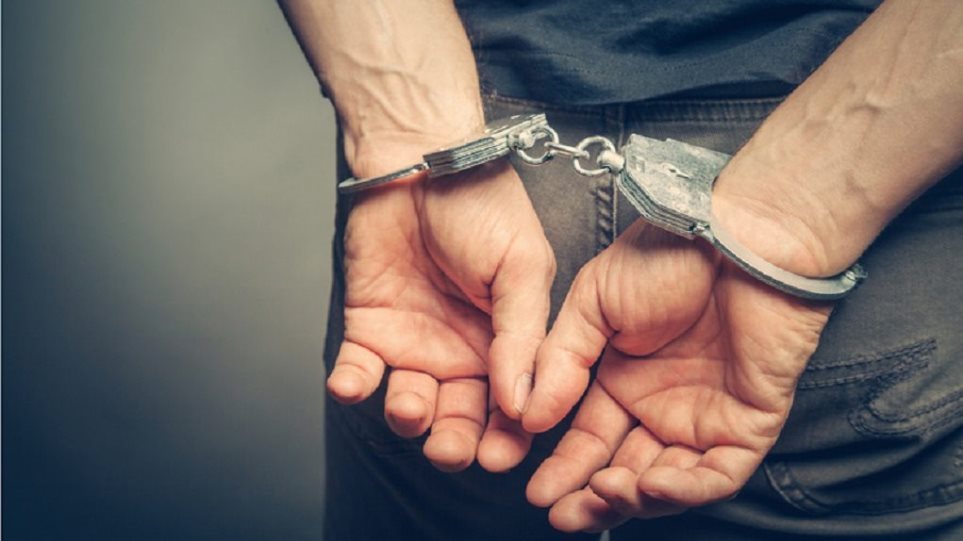 Σύλληψη αστυνομικού: ΕΔΕ και διαθεσιμότητα για τον δράστη – Κατηγορείται για ληστείες κατά συρροή σε βενζινάδικα