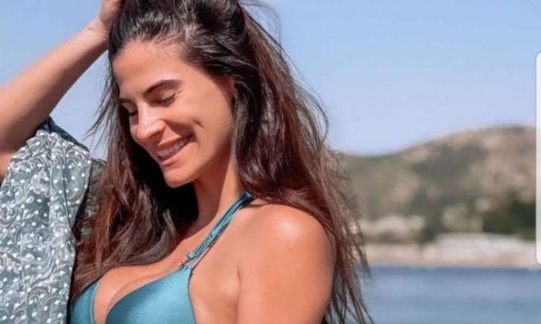 Η τρυφερή ανάρτηση της Χριστίνας Μπόμπα αγκαλιά με τα μωρά της