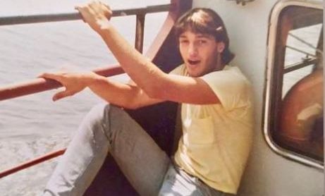 Δεν θα πιστεύετε ποιος είναι ο νεαρός της φωτογραφίας