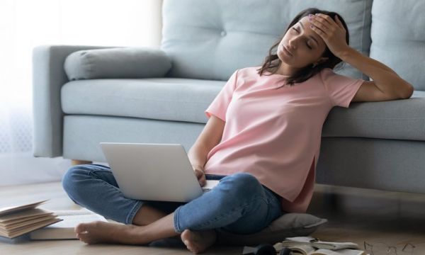 Κοροναϊός: Ακόμα κι αν πέρασαν την ασθένεια στο σπίτι, οι μισοί νέοι εμφανίζουν μακρά Covid