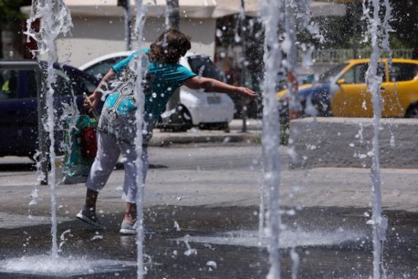 Καιρός: «Καμίνι» και σήμερα η χώρα με τον υδράργυρο πάνω από τους 40 βαθμούς
