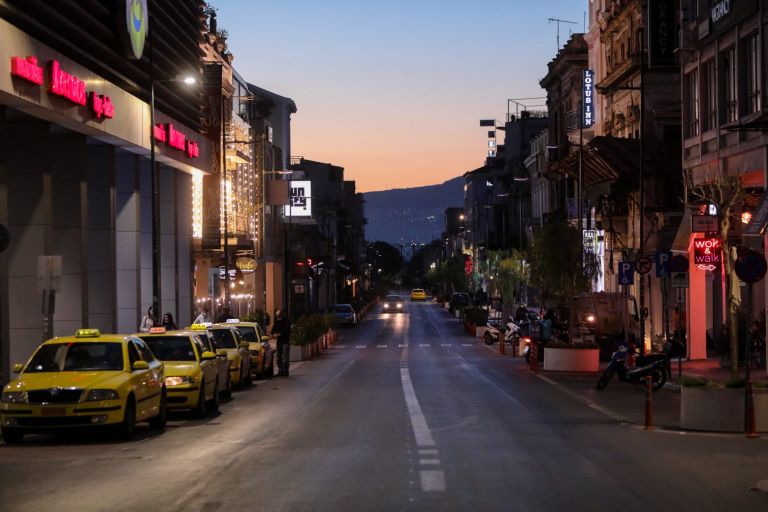 Κοροναϊός: Έρχεται το τέλος της απαγόρευσης κυκλοφορίας – Από πότε θα βγαίνουμε χωρίς… να κοιτάμε το ρολόι μας