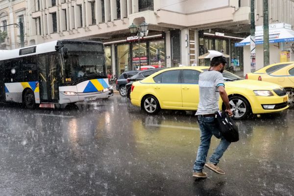 Καιρός: Συνεχίζεται η κακοκαιρία και την Τρίτη – Πού θα χτυπήσουν βροχές και καταιγίδες