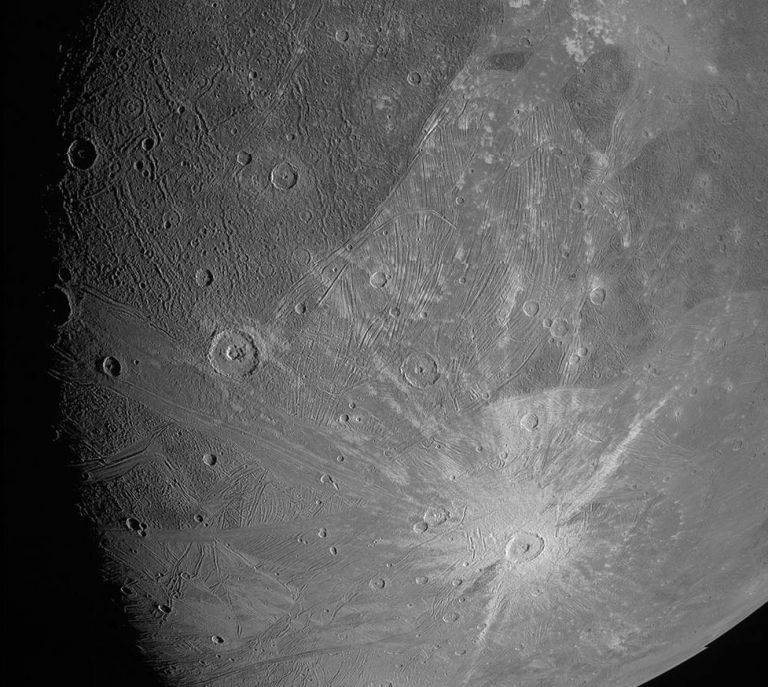 Το Juno της NASA τράβηξε τις πρώτες κοντινές φωτογραφίες του Γανυμήδη