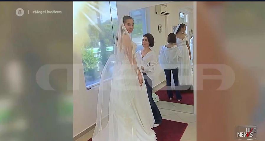 Γλυκά Νερά: Φωτογραφικά ντοκουμέντα από την πρόβα νυφικού της Καρολάιν – «Δεν την άφηνε λεπτό μόνη» λέει η σχεδιάστρια