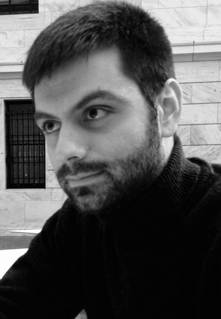 Ο Νίκος Φιλντίσης μιλάει για την ποιητική του συλλογή «Όλα τα αδέσποτα γατιά του ονείρου μου»