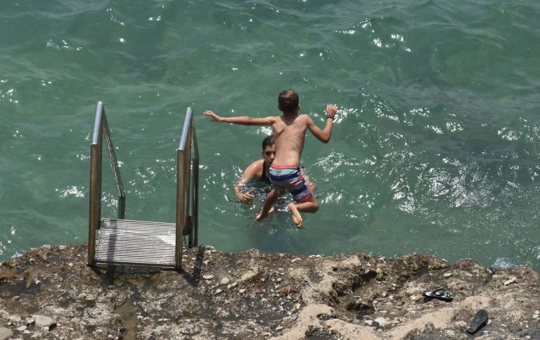 Καιρός: «Καμίνι» η χώρα για μία εβδομάδα – Ποιες περιοχές θα «χτυπήσουν» 40άρια [Χάρτες]