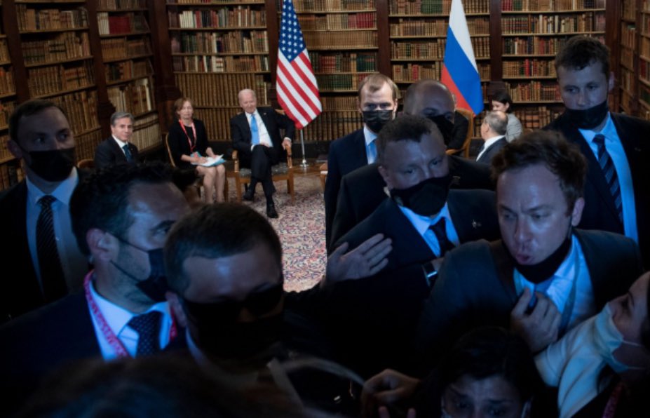 Πούτιν - Μπάιντεν: Απίστευτες εικόνες στη συνάντηση - Η ρωσική ασφάλεια έσπρωχνε δημοσιογράφους