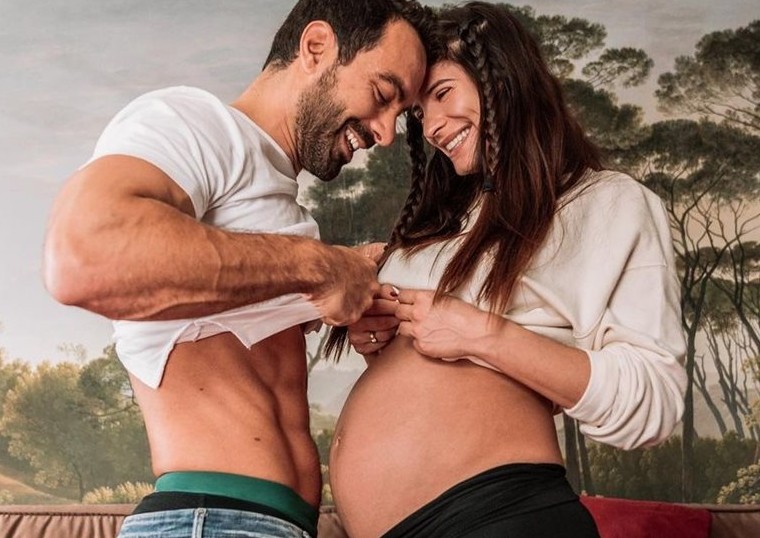 Γέννησε η Χριστίνα Μπόμπα – H πρώτη φωτογραφία αγκαλιά με τα δίδυμα