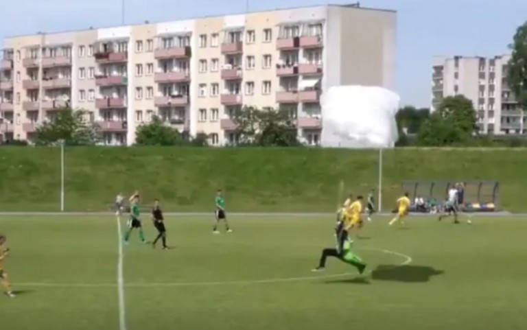 Απίστευτο βίντεο: Αλεξιπτωτιστής προσγειώθηκε σε γήπεδο… την ώρα του αγώνα