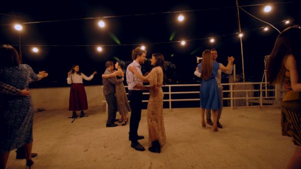 Η Πολυξένη Καράκογλου τραγουδά “Της Άνοιξης Κολώνια”