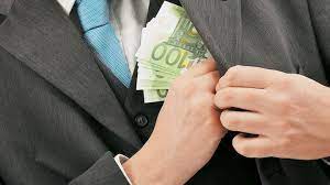 Δωροδοκία οι «προσφορές» πάνω από 200 ευρώ σε πολιτικούς