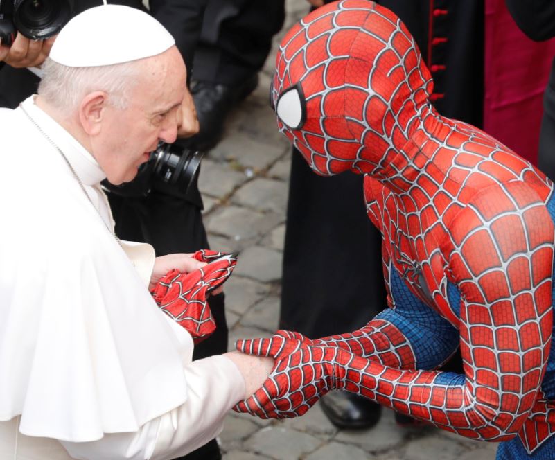 Όταν ο Spiderman συνάντησε τον Πάπα