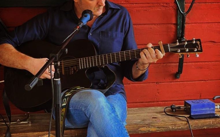 Γιώργος Ρους: Ανακοίνωσε μέσω Facebook το φύλο του μωρού που περιμένει η σύντροφός του