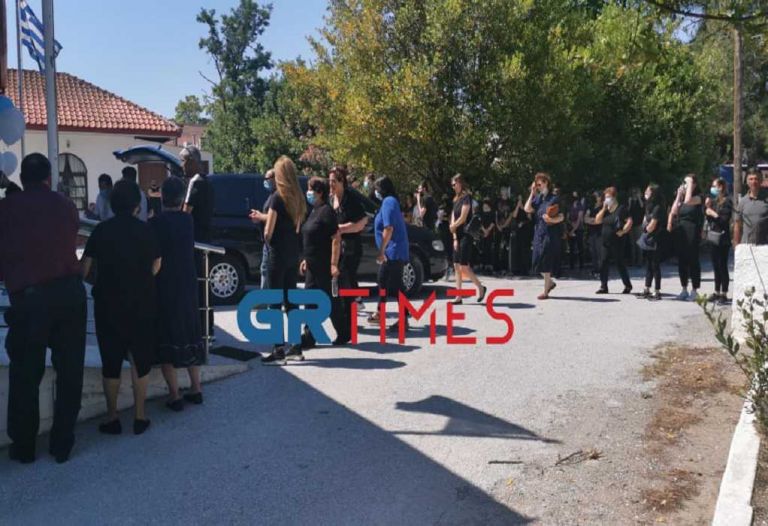 Νέα Μάλγαρα: Σπαραγμός στην κηδεία του 18 μηνών βρέφους – «Που είναι το αγοράκι μου», φώναζε ο πατέρας
