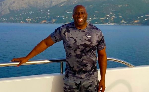 Μάτζικ Τζόνσον: «Μύρισαν» Ελλάδα τα social media του θρύλου του ΝΒΑ