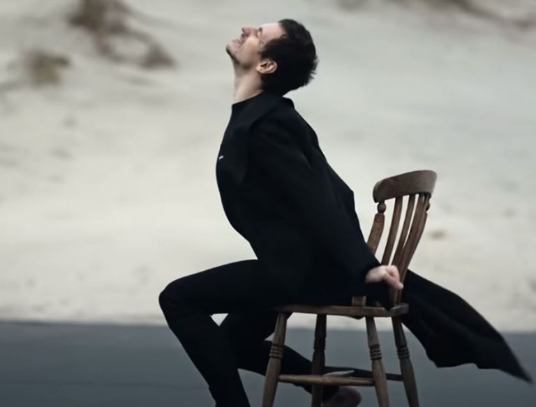 Ο Sergei Polunin μαγεύει χορεύοντας Depeche Mode