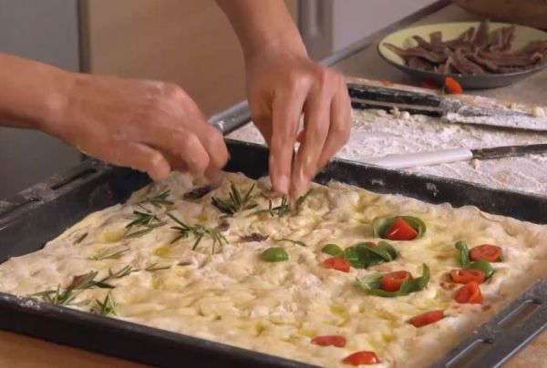 Focaccia & cavatappi με λουκάνικο από την Δωροθέα Μερκούρη