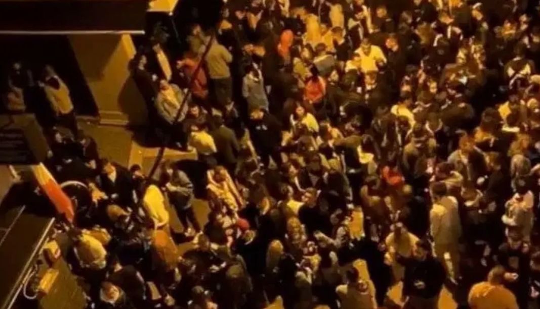 Κοροναϊός: «Καμπανάκι» για τα πάρτι – 6.400 κρούσματα την ημέρα μέχρι τον Δεκαπενταύγουστο