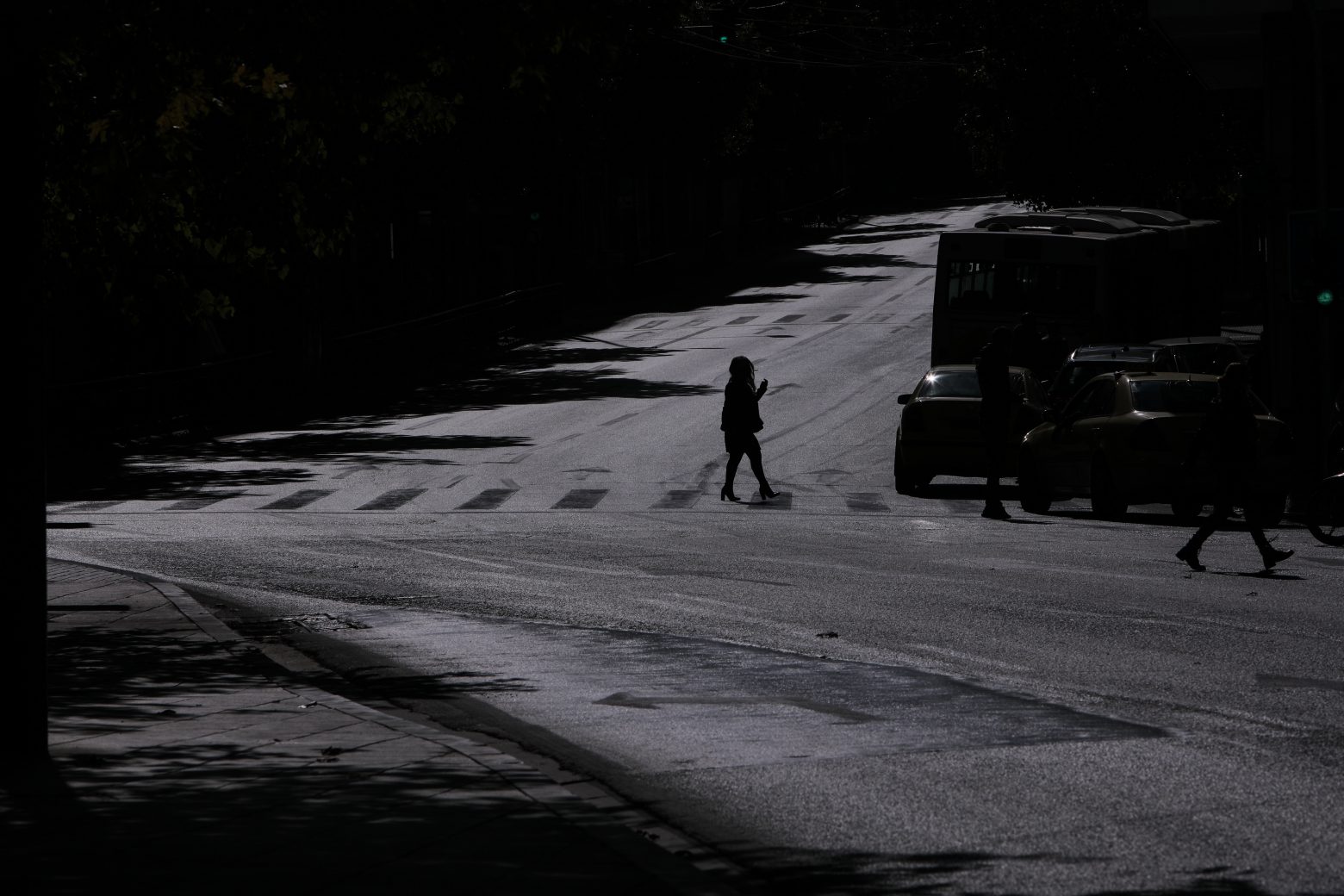 Κόκκινος συναγερμός: Σκέψεις για… εκ νέου απαγόρευση κυκλοφορίας και «σιωπή» στην εστίαση