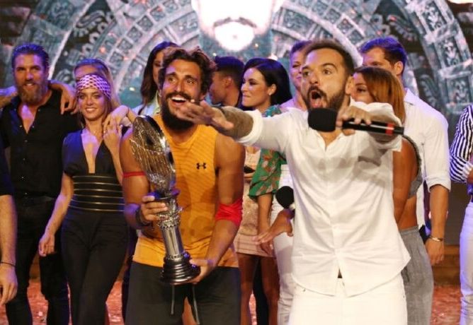 Σάκης Κατσούλης: Επίσκεψη – έκπληξη στο μαγαζί του από τον Τριαντάφυλλο