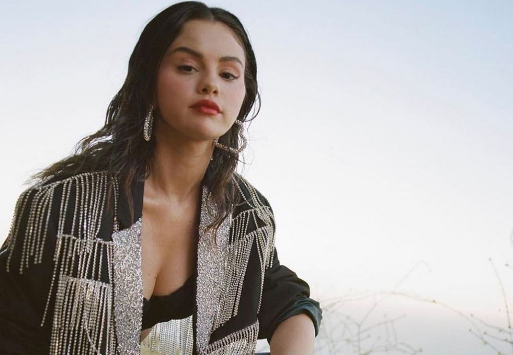 Σελένα Γκόμεζ: Φορά το μαγιό της και στέλνει το δικό της μήνυμα για το γυναικείο σώμα