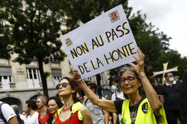 Η διαμάχη για το «υγειονομικό διαβατήριο» τέμνει τη γαλλική πολιτική σκηνή