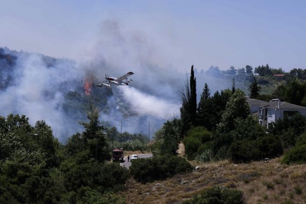 Εύβοια: Αισθητά βελτιωμένη η εικόνα στα μέτωπα της φωτιάς στα Στύρα