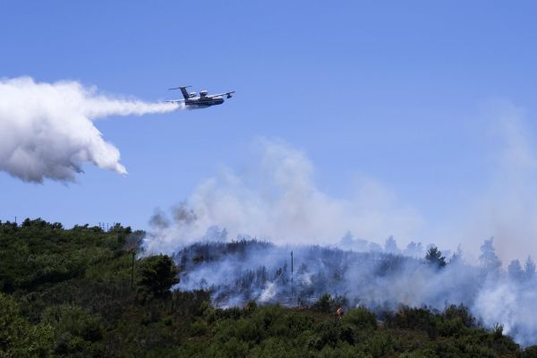 Φωτιά: Βίντεο από τη μεγάλη πυρκαγιά που ξέσπασε στον Βαρνάβα Αττικής