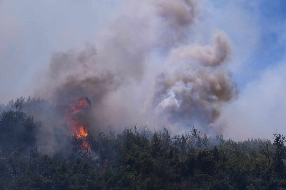 Σε ολονύκτια επιφυλακή για τις φωτιές σε Εύβοια και Βαρνάβα - Υψηλός κίνδυνος πυρκαγιάς την Κυριακή