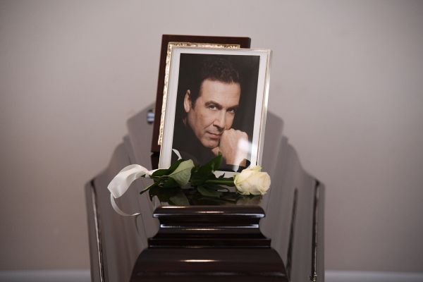 Τόλης Βοσκόπουλος: Ολα όσα έγιναν στην κηδεία του «πρίγκιπα» της νύχτας