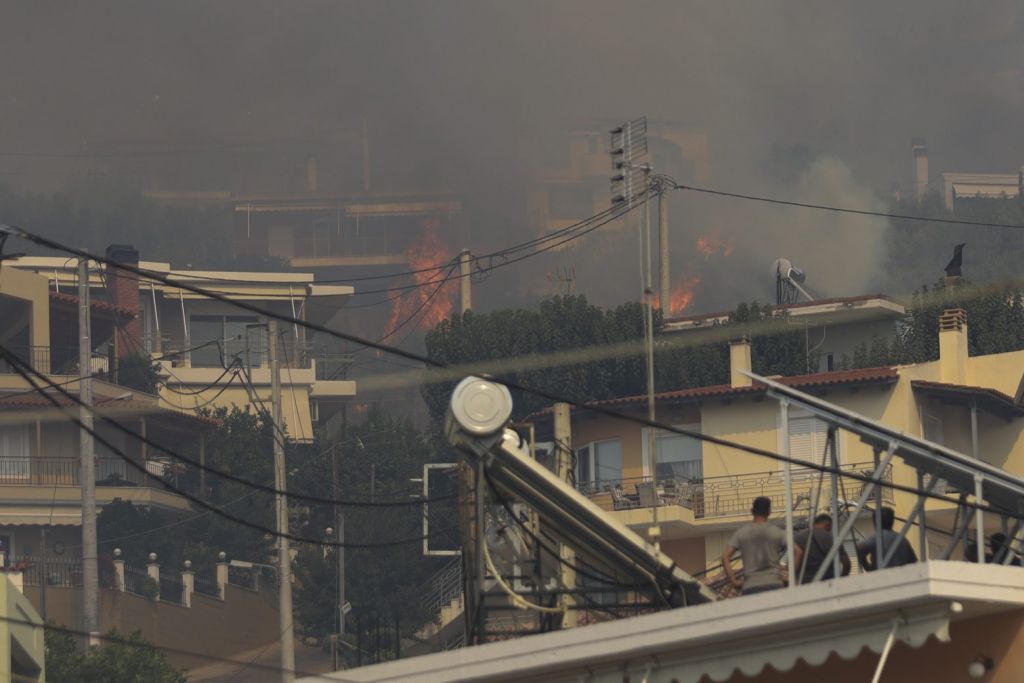 Πάτρα: Ολονύκτια μάχη με τις φλόγες στη Δροσιά – Ενισχύθηκαν οι δυνάμεις της πυροσβεστικής