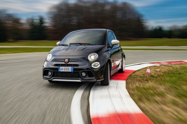 Abarth 695 Essesse: Eίδος συλλεκτικό και γρήγορο
