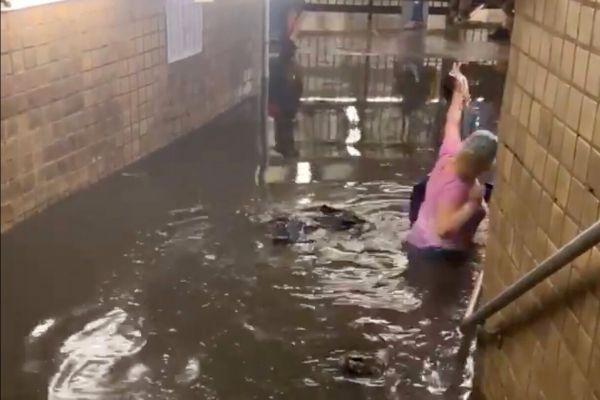 Aπίστευτη κακοκαιρία στη Νέα Υόρκη: Κολυμπούσαν μέσα σε… σταθμό του Μετρό