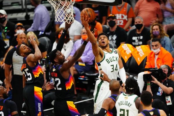 Τελικοί NBA: Σανς – Μπακς 119-123, μια ανάσα από τον τίτλο ο Γιάννης Αντετοκούνμπο