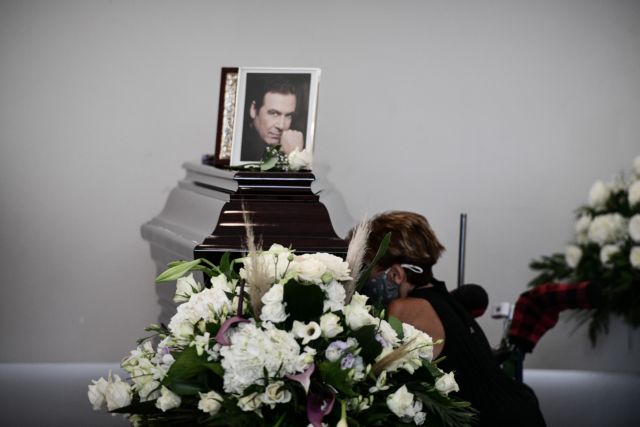 Τόλης Βοσκόπουλος: Σε κλίμα οδύνης η κηδεία του σπουδαίου τραγουδιστή