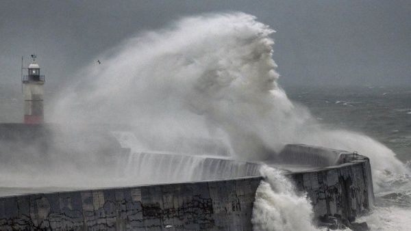 Εντυπωσιακό: Κύματα της μανιασμένης θάλασσας «δημιούργησαν» τον Ποσειδώνα – Η ανάρτηση του φωτογράφου