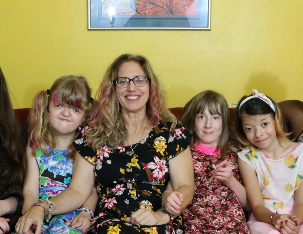 Μαθήματα ζωής: Ζευγάρι με δύο παιδιά τεκνοθετεί τέσσερα κορίτσια με ειδικές ανάγκες