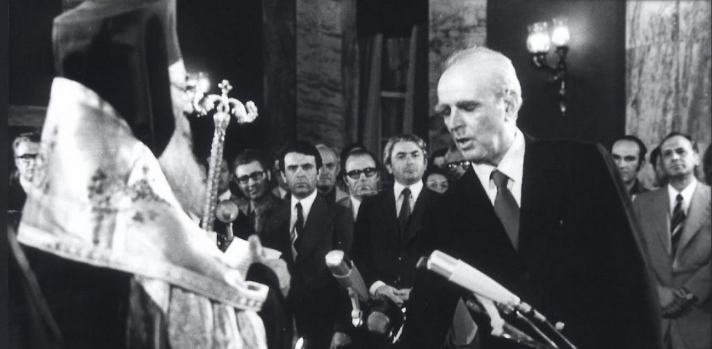 Με την κληρονομιά της Μεταπολίτευσης