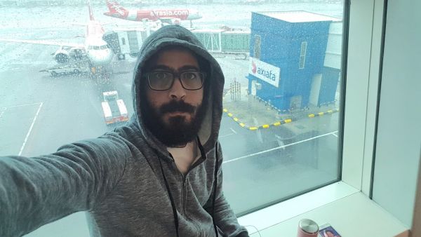 Το αληθινό «Terminal»: Η απίστευτη ιστορία ενός πρόσφυγα που έζησε επτά μήνες σε ένα αεροδρόμιο